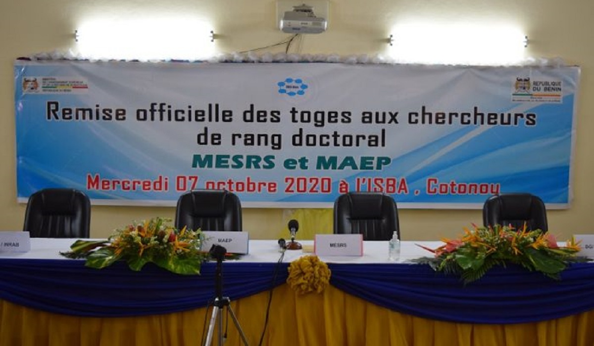 Remise de toges aux chercheurs de rang doctoral du Bénin